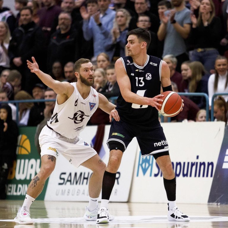 Arnar og Hörður Axel í baráttunni um síðustu helgi. MYND: DAVÍÐ MÁR