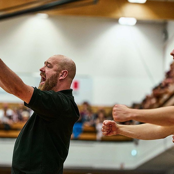 Arnar þjálfari og Pétur fyrirliði hvetja sína menn áfram í gærkvöldi. MYND: SIGURÐUR INGI