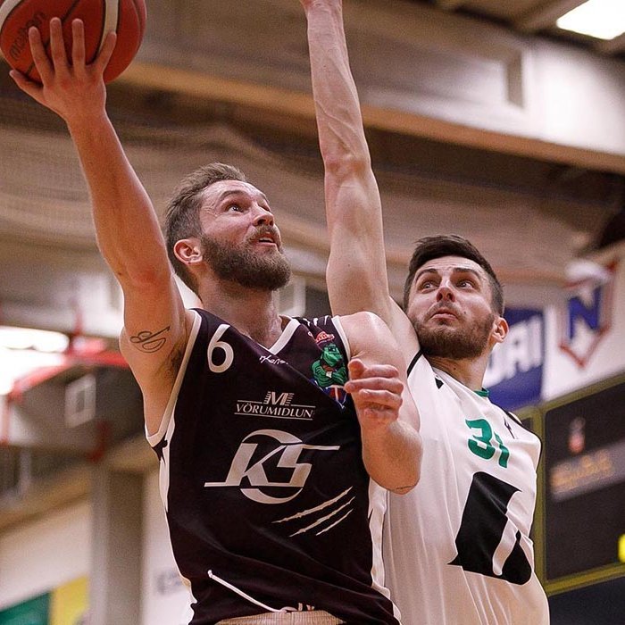 Arnar og Super Mario eigast við í Ljónagryfjunni í gær. MYND: DAVÍÐ MÁR