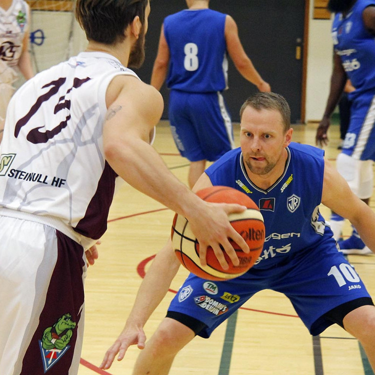 Sigtryggur Arnar með boltann og Sveinbjörn Claessen fylgist einbeittur með.  MYND: ÓAB