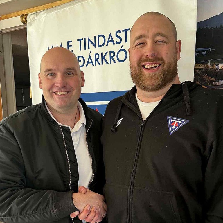 Arnar þjálfari og Dagur Þór formaður voru kampakátir þegar blaðamaður Feykis mætti á Hótel Varmahlíð þar sem skrifað var undir samninginn. Hver er ekki ánægður að sjá Gunnhildi? MYND: GG