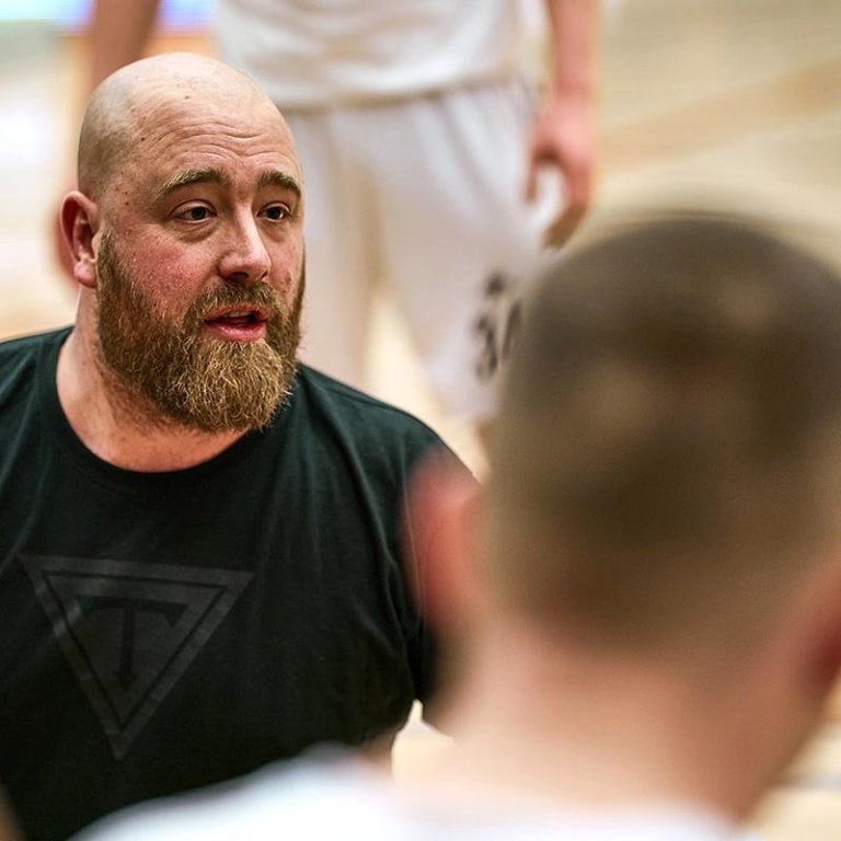 Arnar þjálfari mun efalaust dansa stríðsdans á hliðarlínunni enda vel innlifaður í leikinnþ MYND: SIGURÐUR INGI