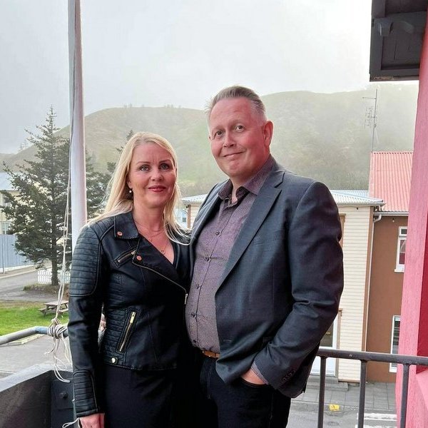 Ragnheiður Ásta Jóhannsdóttir og Árni Björn Björnsson, eigendur Hard Wok Cafe, á svölum Sæborgar, Aðalgötu 8, sem nú er komið á sölu. Aðsend mynd.