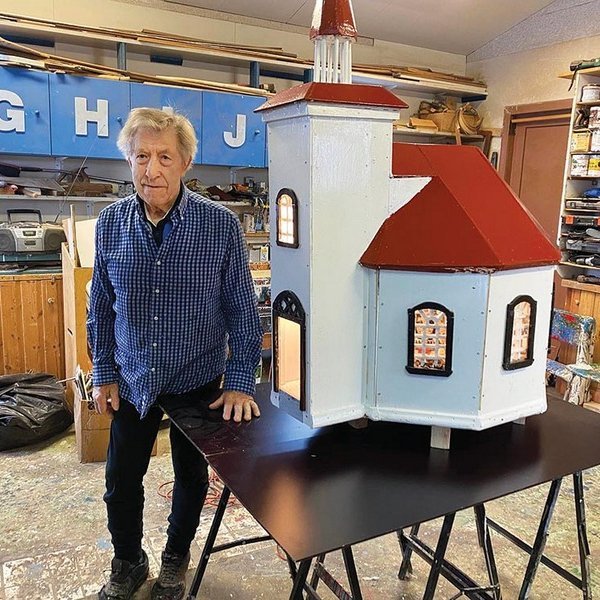 Mynd: Níræður Árni við nýbyggða eftirlíkingu af Silfrastaðakirkju. Mynd: Eyþór Árnason