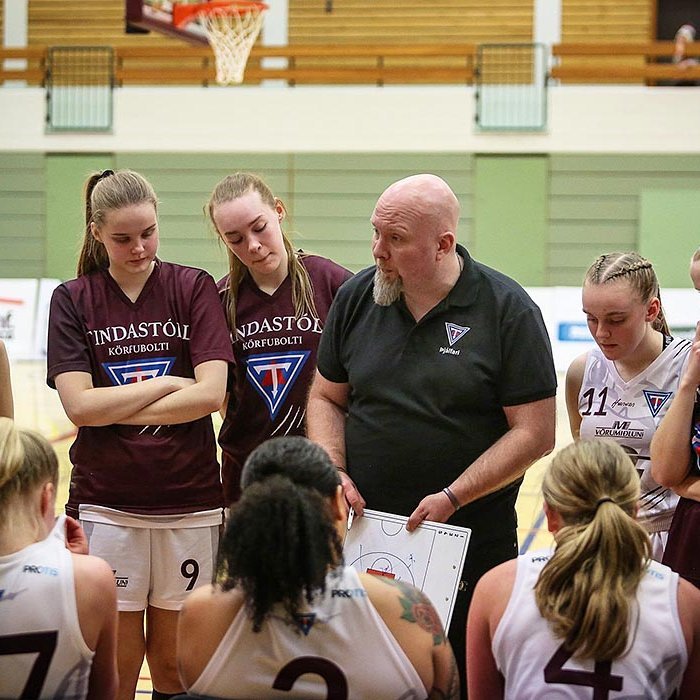 Árni Eggert fer yfir málin með stelpunum í liði Tindastóls. MYND: HJALTI ÁRNA