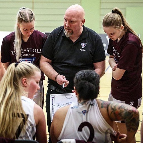 Árni Eggert og Stólastúlkur fara yfir málin í leikhléi. MYND: HJALTI ÁRNA