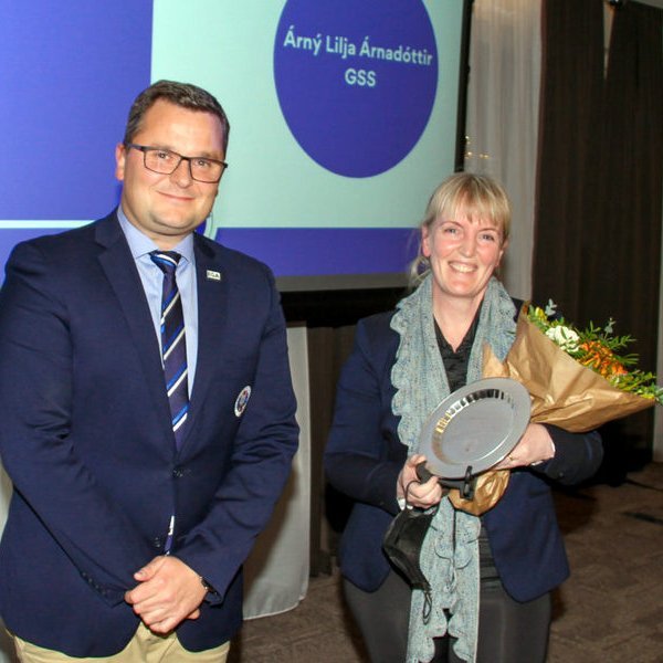 Haukur Örn Birgisson, forseti GSÍ, afhenti viðurkenninguna á þingi GSÍ sem fram fer í Reykjavík. Mynd: Golf.is