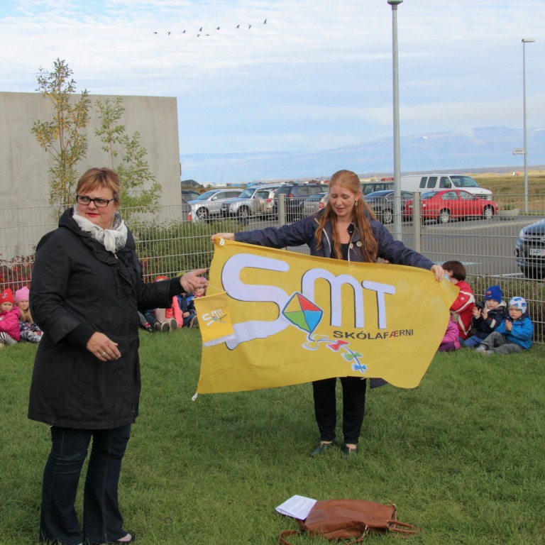 Selma Barðdal Reynisdóttir afhendir Önnu Jónu Guðmundsdóttur SMT-fánann. Ljósm./BÞ