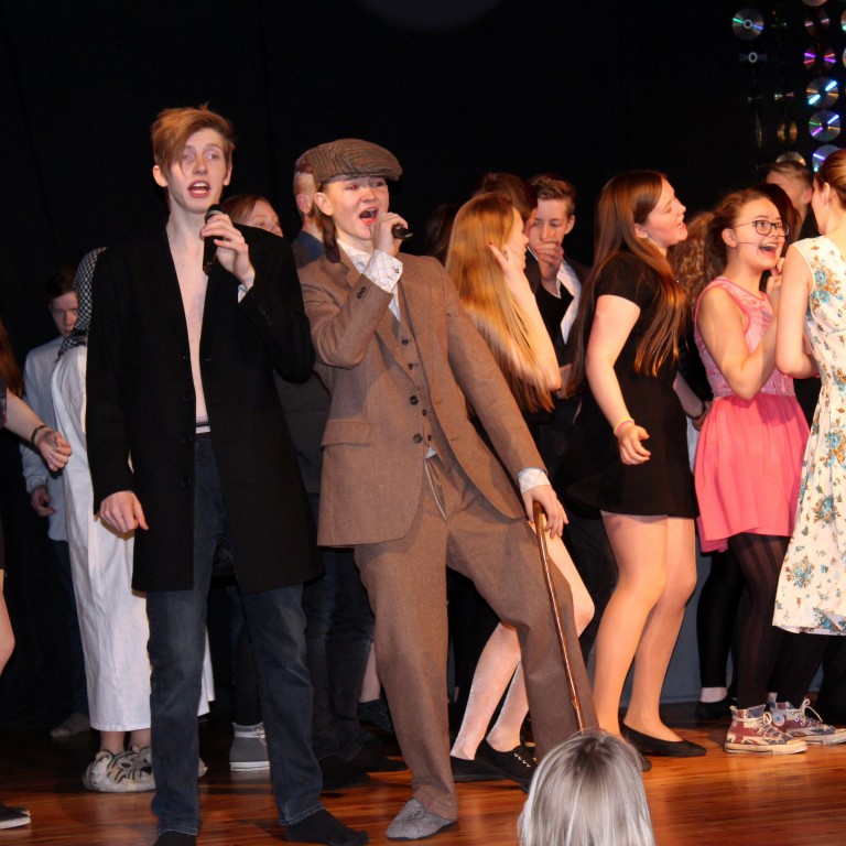 Eldri nemendur í Varmahlíðarskóla settu söngleikinn „6-tán á (von)lausu“ á svið í Miðgarði þann 15. janúar. Mynd/Unnur Erla.