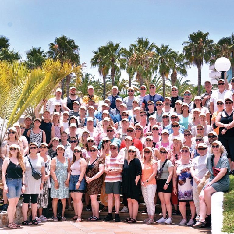 Ferðalangarnir brosmildir í blíðunni á Tene. Aðrar myndir hér að neðan eru frá heimsókn starfsfólks í skóla og SOS barnaþorp á Tenerife og eru frá starfsfólki. MYND: PIB