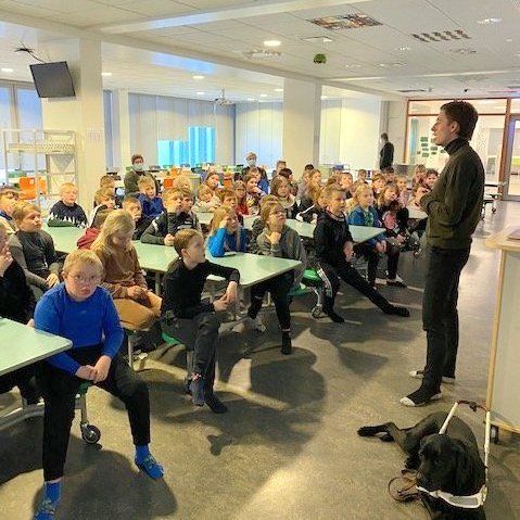 Ólympíufarinn og tónlistarmaðurinn Már Gunnarsson ræddi við nemendur Árskóla um heima og geima sl. föstudag. Mynd: Árskóli.is.