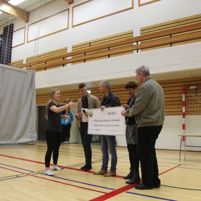 Formenn 10. bekkjar Árskóla, Alexandra Ósk Guðjónsdóttir og Róbert Smári Gunnarsson, afhentu fulltrúum HSN á Sauðárkróki söfnunarféð. Ljósm./BÞ