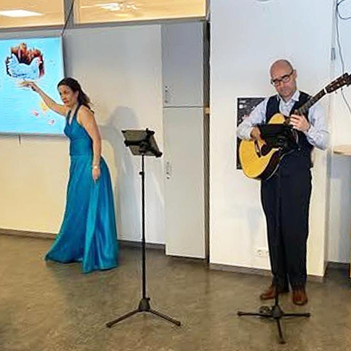 Tvíeykið Dúó Atlantico í Árskóla. MYND AF ÁRSKÓLI.IS