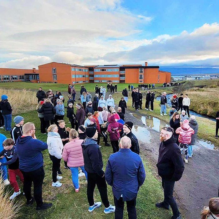 Nemendur og starfsfólk Árskóla í Sauðárgili. Á myndinni að neðan má sjá nemendur að hlaupi lokni á gervigrasvellinum neðan Grænuklaufar. MYNDIR: LÁRA HALLA