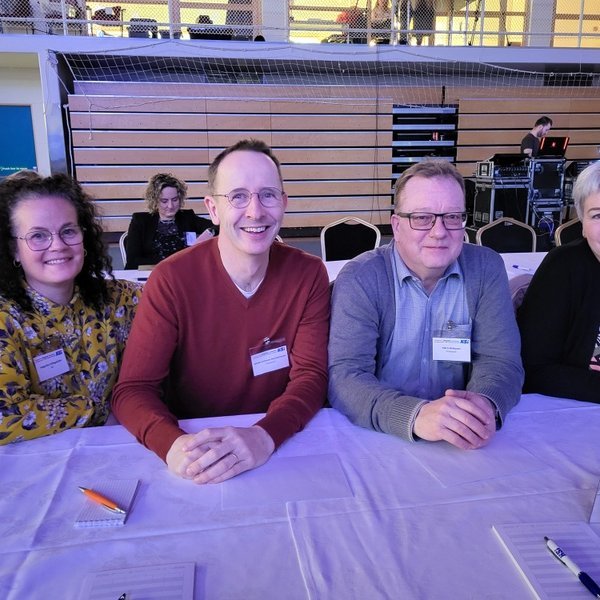 Skagfirskir fulltrúar á Ársþingi KSÍ. Valgerður Erlingsdóttir, lengst til vinstri, var fulltrúi Vesturbæjarstórveldisins KR en Jakop Frímann Þorsteinsson, undirritaður og Guðný Axelsdóttir fulltrúar Tindastóls.