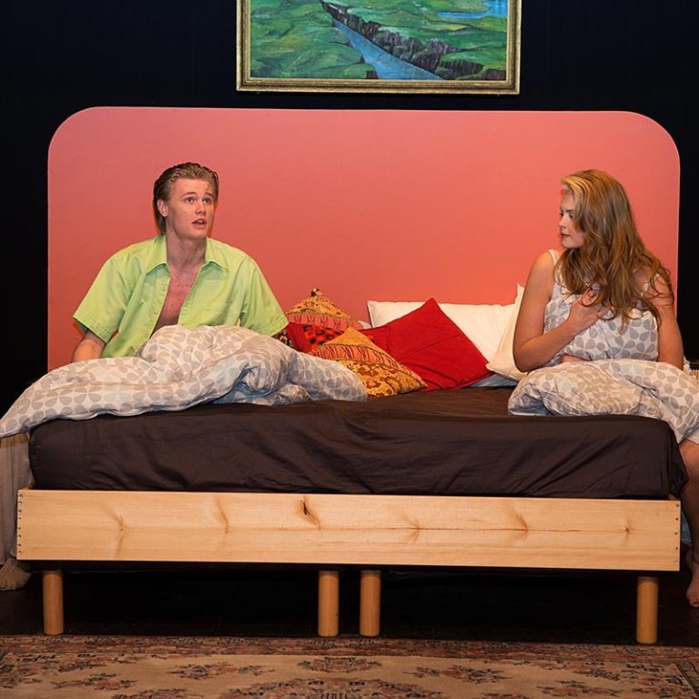 Frá sýningu Leikfélags Sauðárkróks á Sæluvikustykkinu Á sama tíma að ári. Ísak Agnarsson og Lillý. MYND: GG