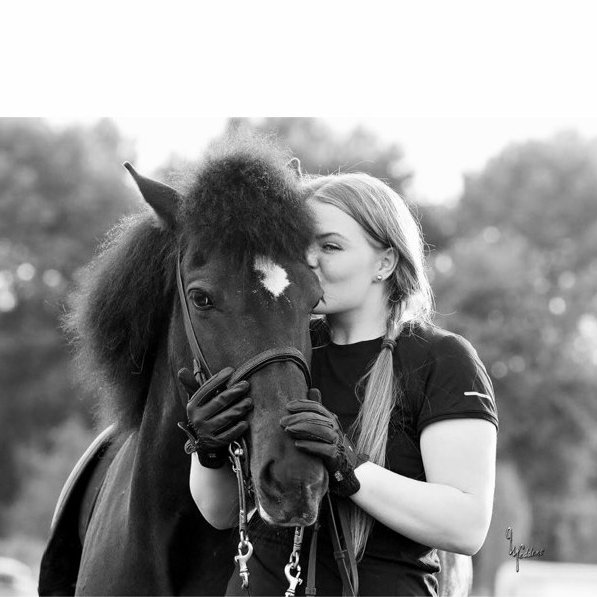 „Ótrúlegu ævintýri í Berlín lokið, silfur í tölti og samanlögðum fjórgangsgreinum og brons í fjórgangi. Skildi við þessa einstöku hryssu hana Koltinnu frá Varmalæk sem ætlar að halda á vit ævintýranna í útlandinu,“ skrifar Ásdís Ósk við myndina á Facebooksíðu sinni.