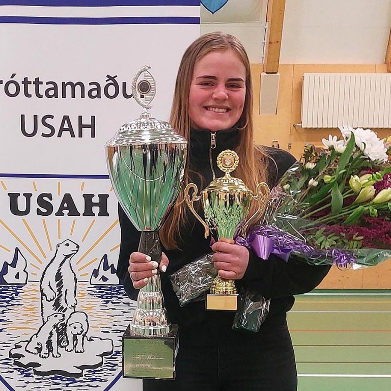 Ásdís Brynja við afhendinguna í gærkvöldi. MYND AF FB-SÍÐU USAH