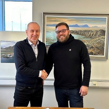 Hafnarstjóri Ólafur Þór Ólafsson og fulltrúi frá Borgarverk ehf. Atli Þór Jóhannsson við undirritun. MYND SKAGASTROND.IS