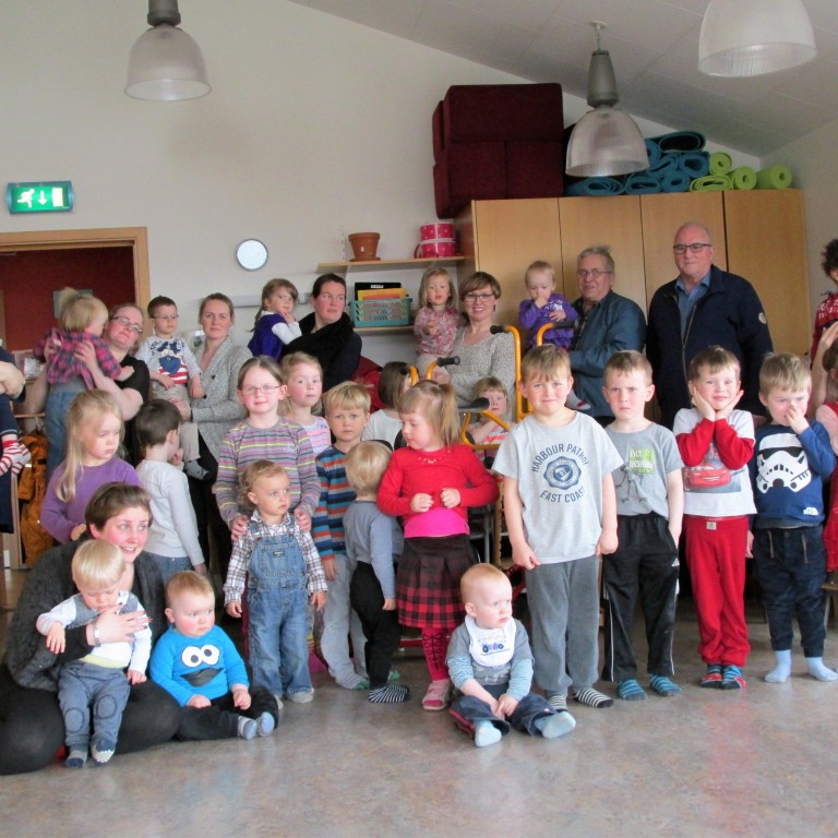 Guðmundur Haukur Sigurðsson og Eggert Karlson frá Lionsklúbbnum Bjarma komu færandi hendi og gáfu leikskólanum Ásgarði barnahjól. Mynd/Ásgarður.