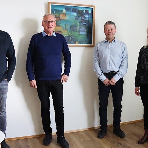 Sigfúst Ingi Sigfússon tók við áskoruninni fyrir hönd sveitarstjórnar. Frá vinstri: Róbert Óttarsson, Magnús Svavarsson, Sigfús Ingi og sr. Sigríður Gunnarsdóttir. MYND: ÓAB