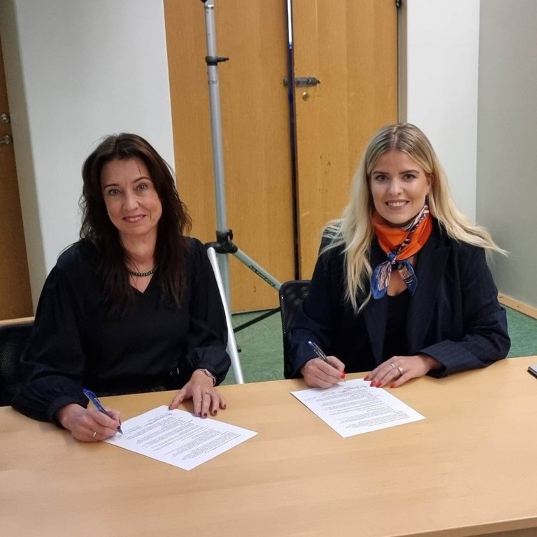 Hólmfríður Sveinsdóttir og Áslaug Arna skrifa undir á Málþingi Jóns Bjarnasonar. MYND STJÓRNARRÁÐIÐ