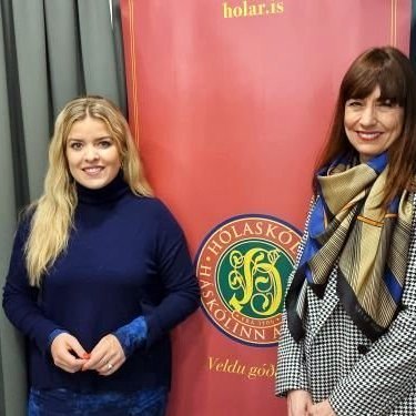 Áslaug Arna Sigurbjörnsdóttir, ráðherra háskóla, iðnaðar og nýsköpunar og dr. Hólmfríður Sveinsdóttir, nýr rektor Háskólans á Hólum. Mynd af Holar.is.