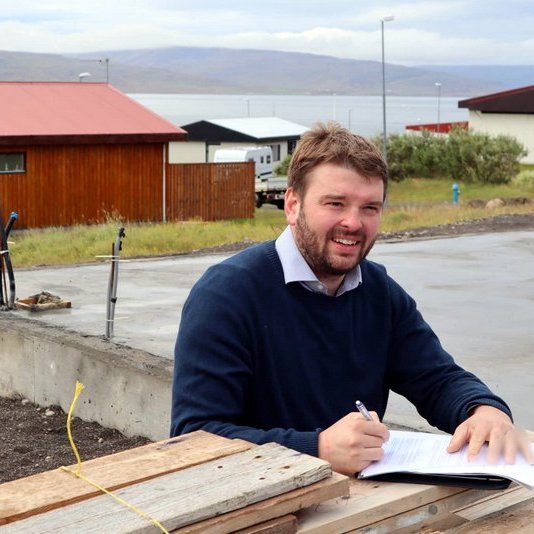 Ásmundur Einar Daðason undirritaði breytingar á reglugerð um lánaflokka Íbúðalánasjóðs á Drangsnesi í Steingrímsfirði í morgun. Aðsend mynd.