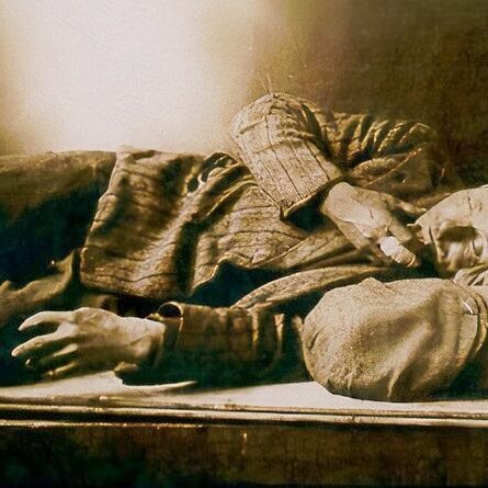 Ástar-Brandur hvílir lúin bein á hörðum bekk. Hann var á ferðinni um Norður- og Vesturland fram yfir miðja 20. öldina. Aðsend mynd.