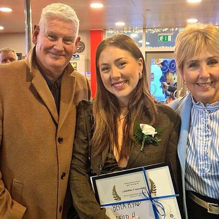 Ásthildur ásamt foreldrum sínum, Ómari Braga og Maríu Björk, við útskriftina í lok síðasta árs. AÐSEND MYND