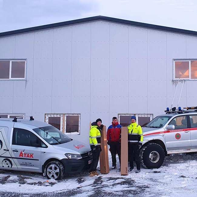 Á myndinni eru þeir Valur Valsson og Anton Haraldsson starfsmenn Átaks að afhenda Arnari Frey, stjórnarmanni Bf. Blöndu,ljósin. MYND AF FB-SÍÐU BJ. BLÖNDU