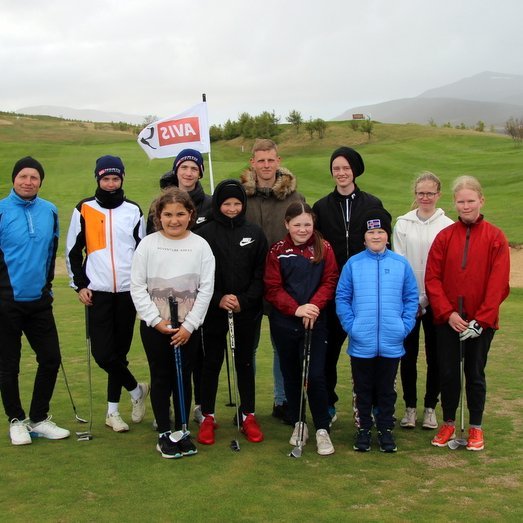 Atli Freyr, aftarlega fyrir miðju, ásamt gestakennaranum Heiðari Davíð Bragasyni, lengst til vinstri, og ungum skagfirskum kylfingum á námskeiði fyrr í sumar. Mynd: PF.