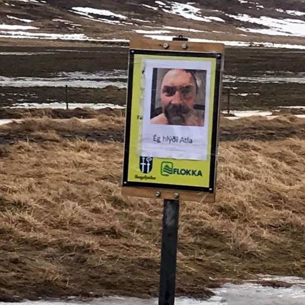 Ég hlýði Atla, stendur á hinu nýja skilti gámasvæðisins í Hjaltadalnum. Mynd af FB.