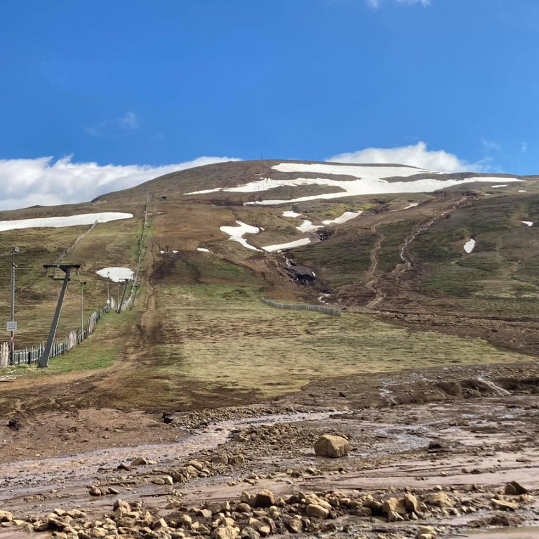 Skíðalyfturnar virðast hafa sloppið en talsvert mikið af grjóti og drullu er í brekkunni. Mynd: SMH