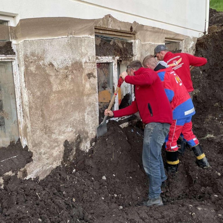 Meðlimir úr Flugbjörgunarsveitinni í Varmahlíð grafa frá húsi númer 15 við Laugaveg. Mynd: Gréta María Halldórsdóttir