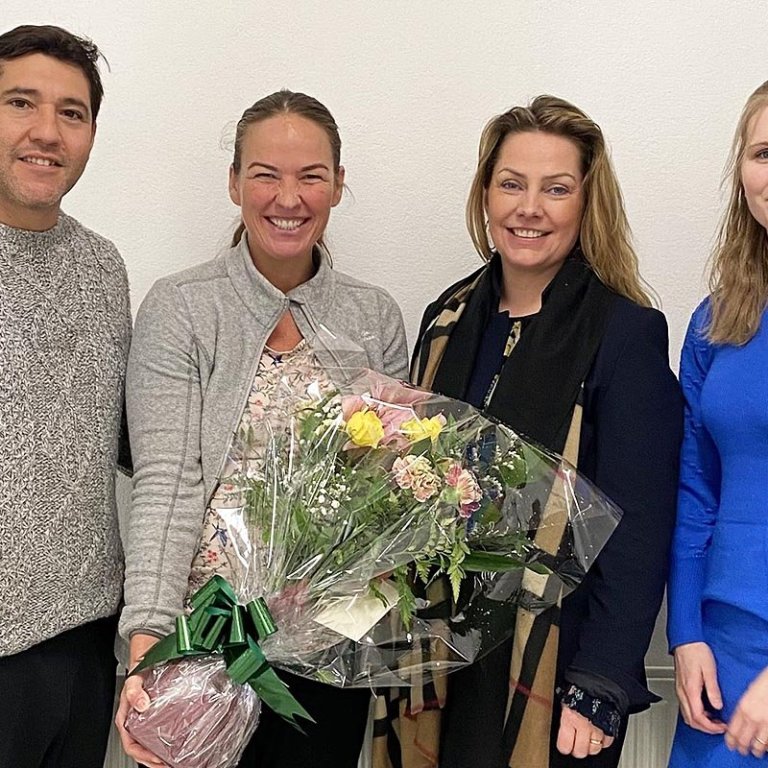 Katrín M. Guðjónsdóttir, framkvæmdastjóri SSNV, og Ólöf Lovísa Jóhannsdóttir, atvinnuráðgjafi á sviði nýsköpunar, veittu viðurkenningu fyrir hönd stjórnar í gær. Edu og Inga Dóra eru til vinstri á myndinni. MYND AF VEF SSNV