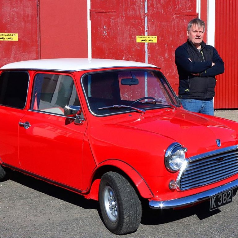 Austin Mini og eigandinn. Þessi telst vera fornbíll en til þess að svo megi vera þarf bíllinn að vera 25 ára eða eldri. MYNDIR: ÚR SAFNI SIBBA OG ÓAB