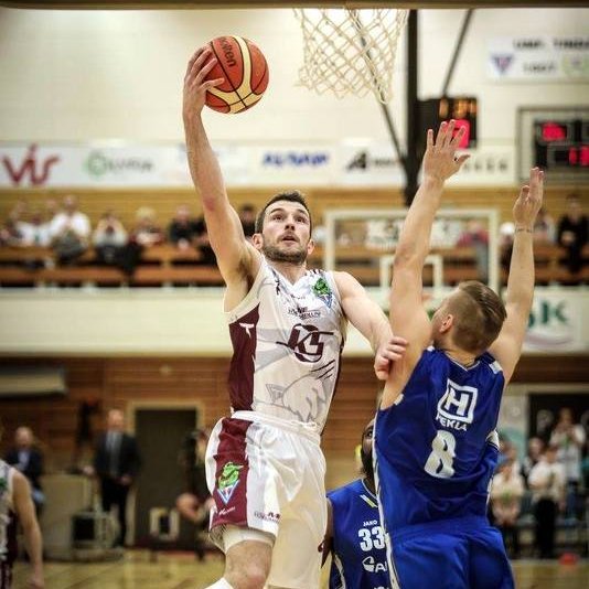 Það eru góðar fréttir sem heyrast af dýralækninum úr Blönduhlíðinni. Hann hefur dregið skóna fram að nýju eftir örstutta pásu sem vonandi hefur reynst vel. Mynd af Facebooksíðu körfuknattleiksdeildar Tindastóls.