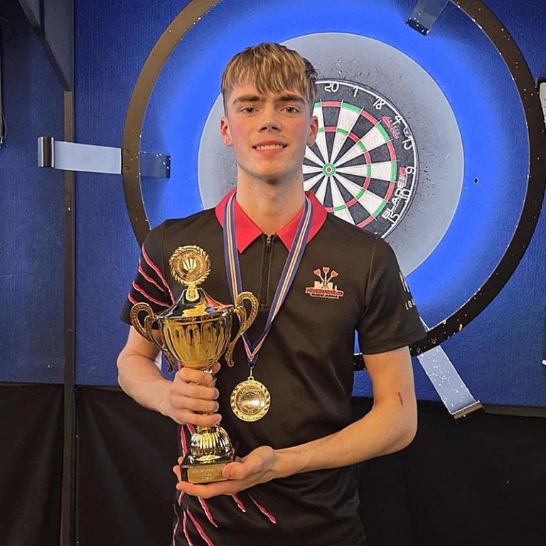 Axel Arnarsson með verðlaunagripinn. MYND AF SÍÐU PKS