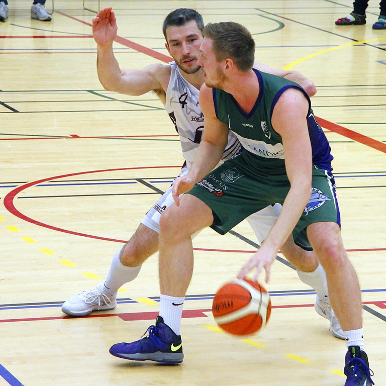 Axel Kára spilar vörn. MYND: ÓAB