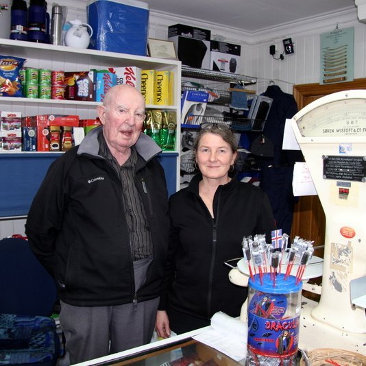 Bjarna Har er ekki lengur að finna bak við búðarborðið og og brátt lýkur viðveru Kiki, sem afgreitt hefur í versluninni nokkur misseri. Mynd: PF.