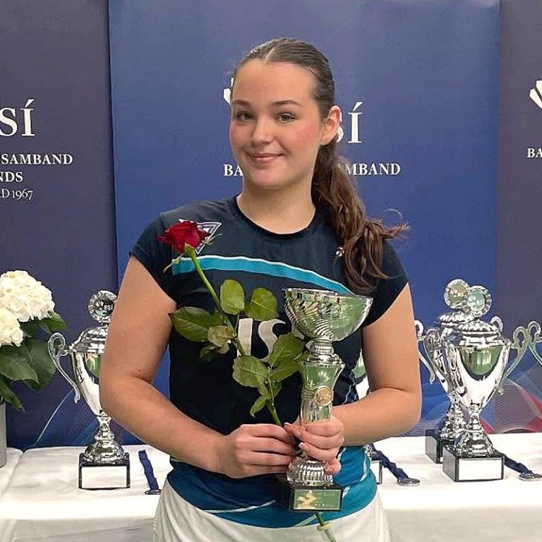 Emma Katrín með verðlaunin. MYND AF NETINU