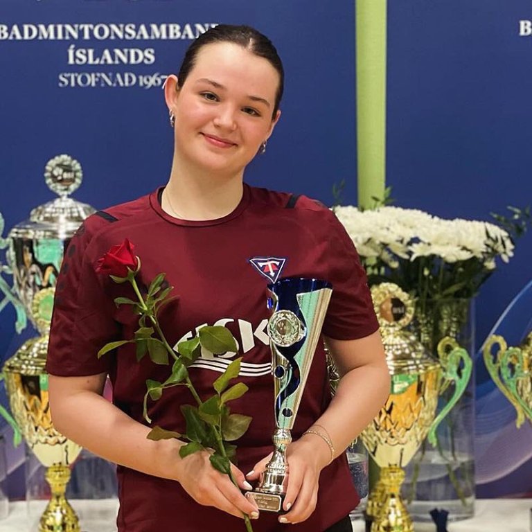 Emma Katrín með sigurlaunin. MYND AÐSEND