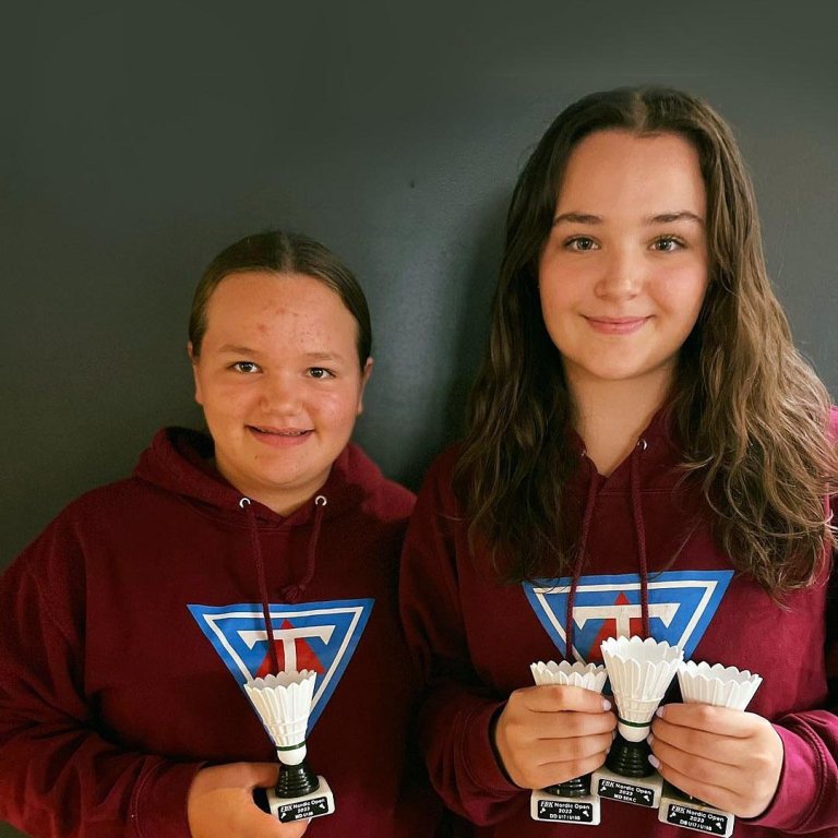 Júlía Marín og Emma Katriín með verðlaunin. MYND AF SÍÐU BADMINTONDEILDAR TINDASTÓLS