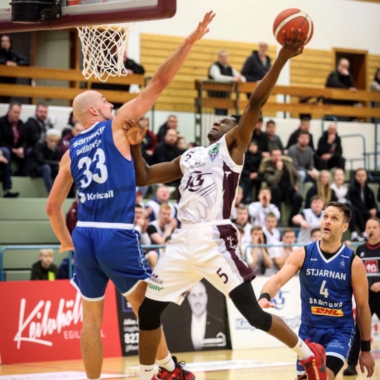 Taiwo Badmus með tilþrif. Hann var bestur í liði Tindastóls í svekkjandi tapi kvölsins. MYND: HJALTI ÁRNA