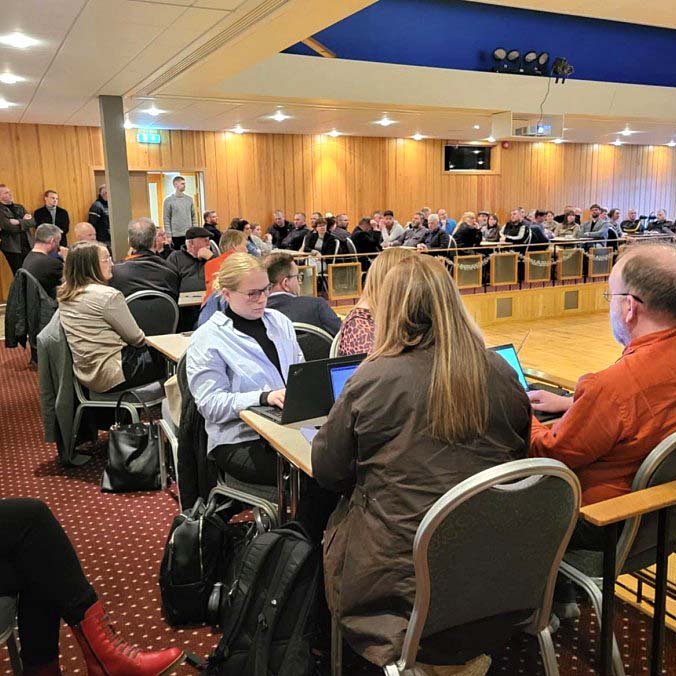 Það var svo vel mætt á fundinn að sumir urðu að gera sér það að góðu á standa í lappirnar. MYND AF HÚNI.IS