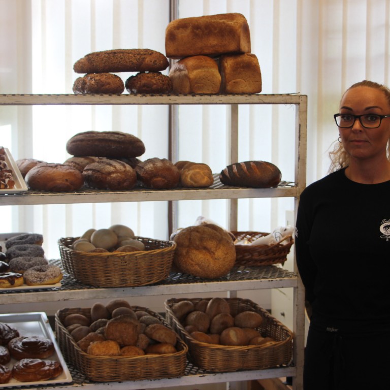 Kristrún Ósk Sigurðardóttir í útibúi Sauðárkróksbakarís sem opnað var í Varmahlíð í lok júní. Mynd: KSE