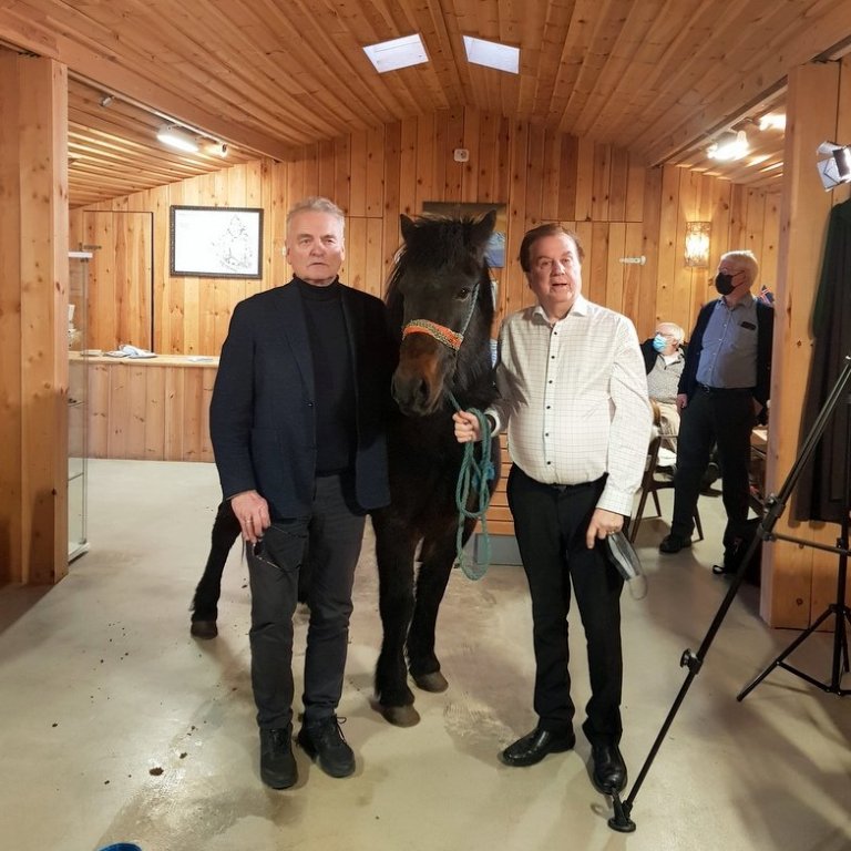 Guðni Ágústsson og Geirmundur Valtýsson með glæsihryssuna Sóley á milli sín. Mynd: Hjörtur Geirmundsson.
