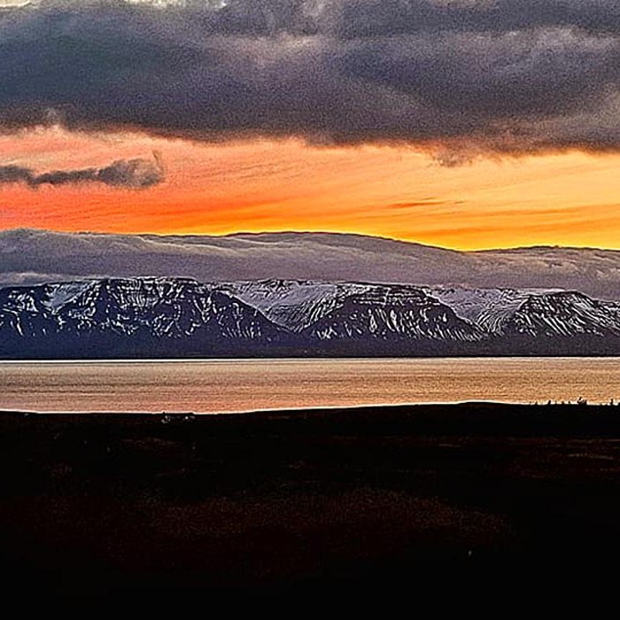 Þarna er sólin einhversstaðar á bakvið Tindastólinn. MYND: GUÐMUNDUR SVEINSSON