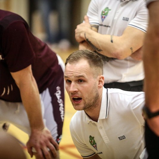 Baldur ór Ragnarsson, þjálfari Tindastóls, kemur góðum ráðum til leikmanna sinna í leiknum gegn sprækum Breiðablikum. Mynd: Hjalti Árna.